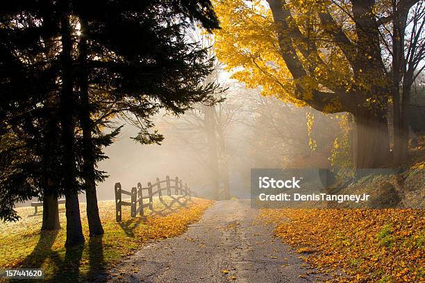 Foto de Country Road No Outono e mais fotos de stock de Massachusetts - Massachusetts, The Berkshires, Paisagem - Cena Não-urbana