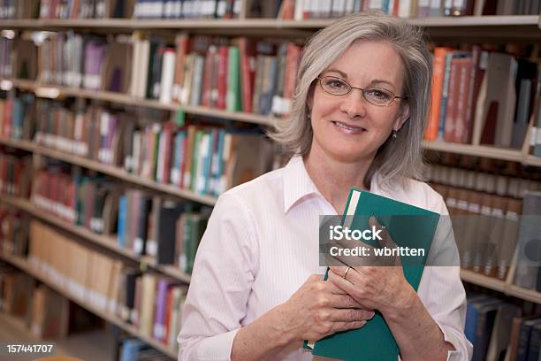 Mujer En La Biblioteca Serie Xxl Foto de stock y más banco de imágenes de 40-44 años - 40-44 años, 45-49 años, 50-54 años