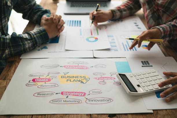 istock Businessmen team in conference room are introducing and consulting each other to make good business profits. concept of mentoring and consulting between investor to exchange knowledge. 1574417371