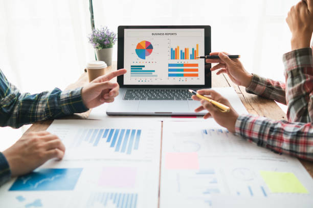 istock Businessmen team in conference room are introducing and consulting each other to make good business profits. concept of mentoring and consulting between investor to exchange knowledge. 1574417606
