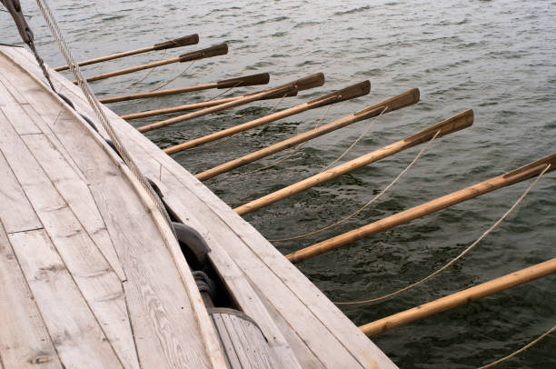 bateau viking style - galère photos et images de collection
