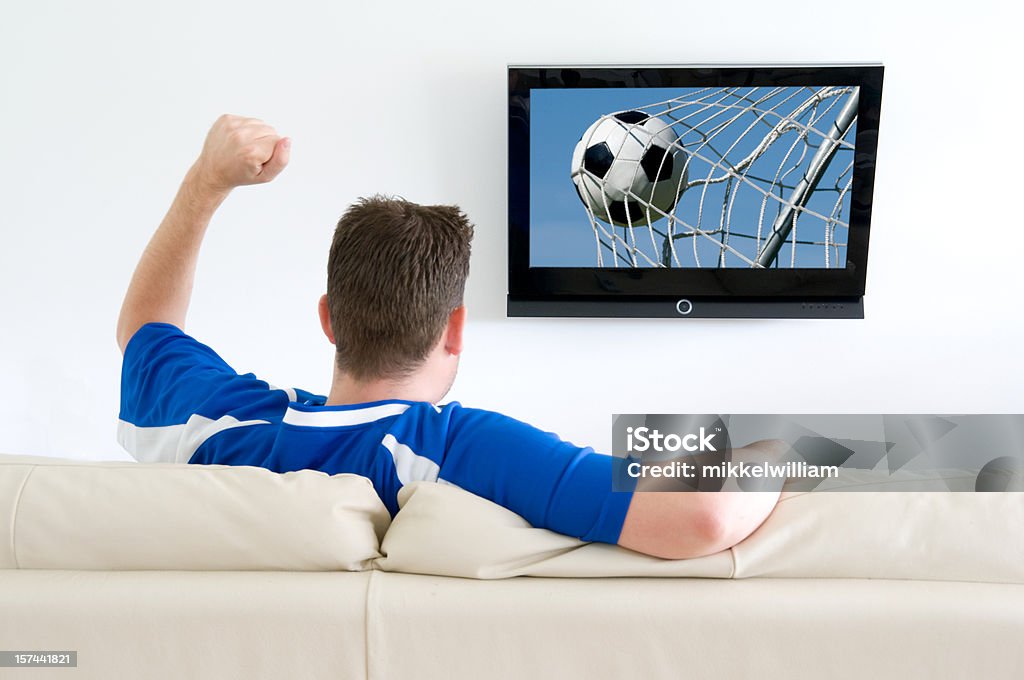 남자 TV로 축구 시청 자신의 홈 - 로열티 프리 후면 스톡 사진