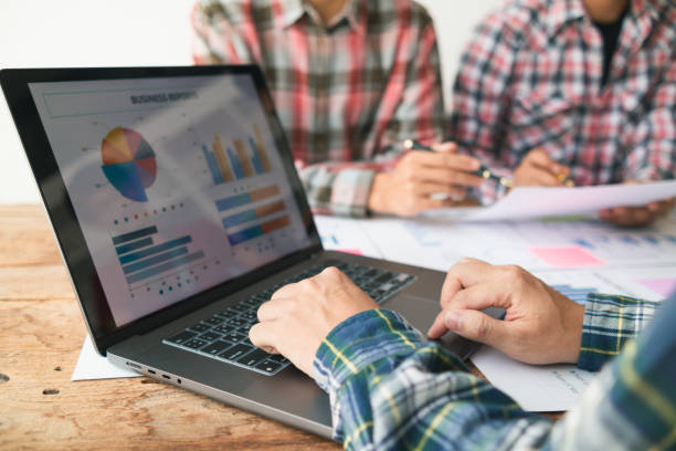 istock Businessmen team in conference room are introducing and consulting each other to make good business profits. concept of mentoring and consulting between investor to exchange knowledge. 1574418460