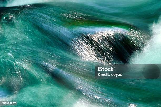 Wasser Stream Stockfoto und mehr Bilder von Abstrakt - Abstrakt, Bach, Bewegungsunschärfe