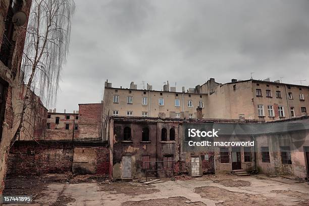 Foto de O Acesso Ao Tenement e mais fotos de stock de Fábrica - Fábrica, Abandonado, Pátio