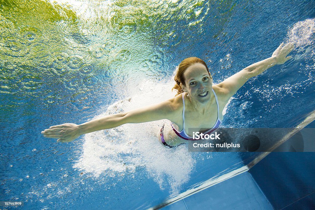 Podwodne widok młodej kobiety Skoki do wody - Zbiór zdjęć royalty-free (20-29 lat)
