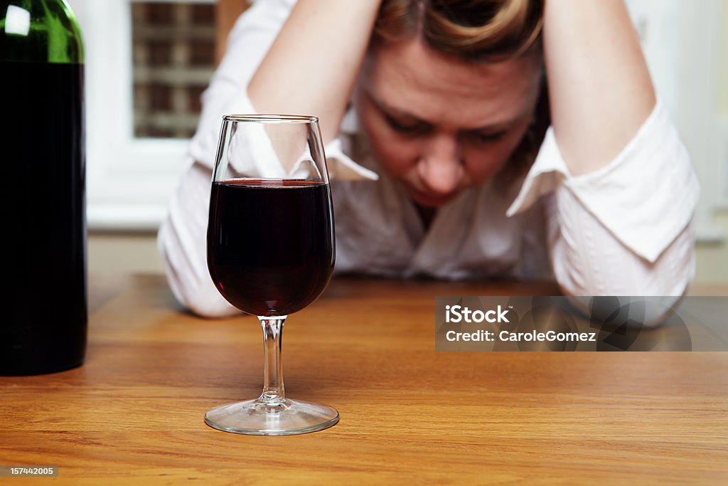 Deprimido mulher com vinho tinto - Foto de stock de 40-44 anos royalty-free