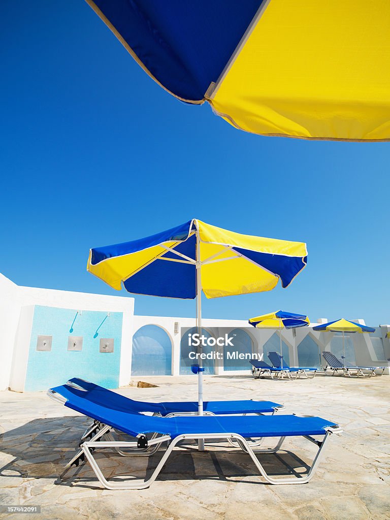 Verano relajación Sunchairs y sombrilla de playa - Foto de stock de Lugar turístico libre de derechos