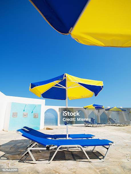 Foto de Verão Relaxamento Sunchairs De Praia E Guardasol e mais fotos de stock de Estação turística - Estação turística, Cadeira recostável, Luxo