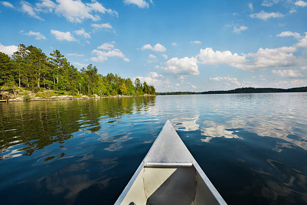 minnesota de boundary waters canoe, paseos en canoa en paisaje pintoresco lago - canoeing canoe minnesota lake fotografías e imágenes de stock