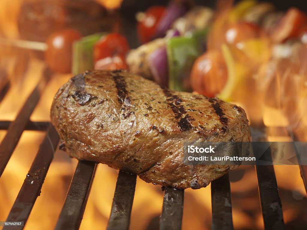 Churrasco de lombo de carne com espetinhos de legumes - Foto de stock de Alimentação Saudável royalty-free