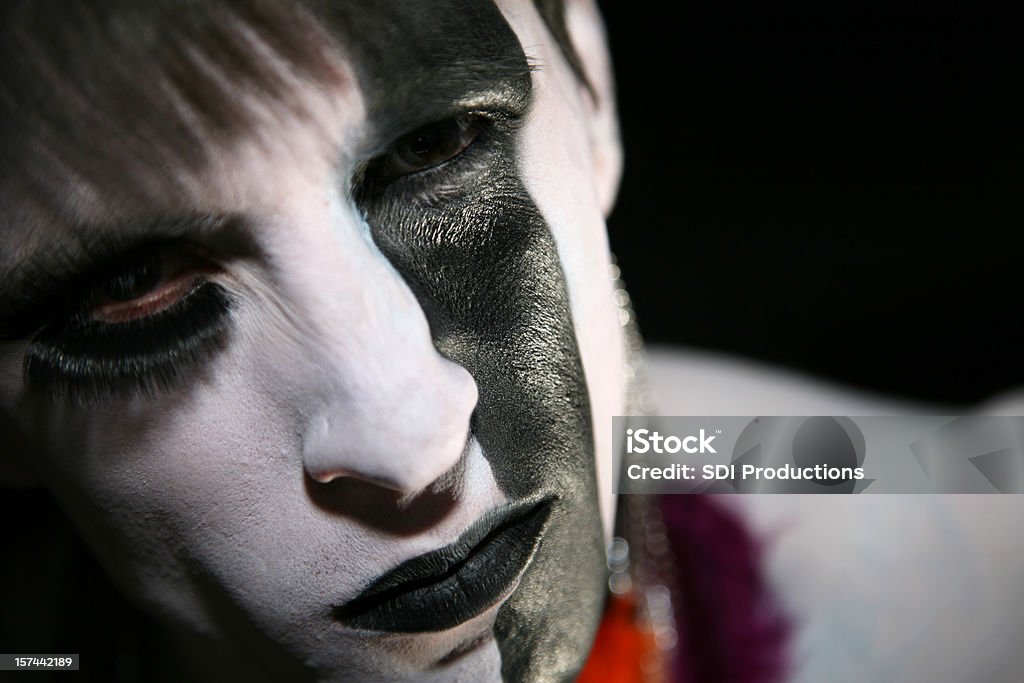 Alternativa uomo con viso dipinto - Foto stock royalty-free di Spettacolo teatrale