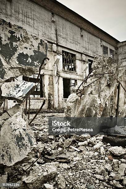 Photo libre de droit de Bâtiment Détruit Mur En Temps De Crise banque d'images et plus d'images libres de droit de Bombardement - Bombardement, Béton, Industrie du bâtiment