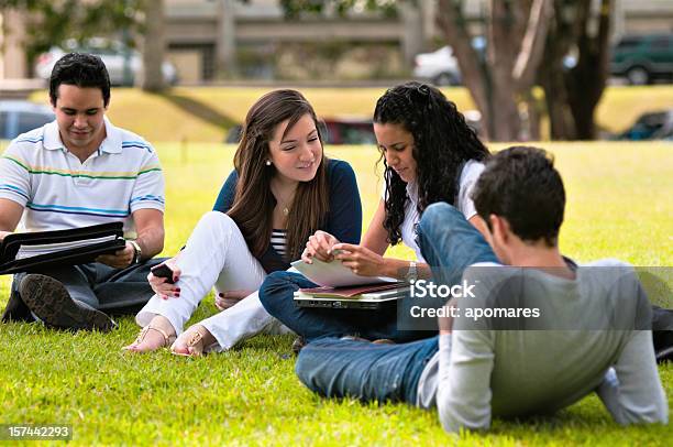 Foto de Estudar No Campus e mais fotos de stock de Adolescente - Adolescente, Adolescência, Adulto