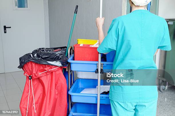 Frau Reinigung Hospital Stockfoto und mehr Bilder von Reinigen - Reinigen, Krankenhaus, Reinigungskraft