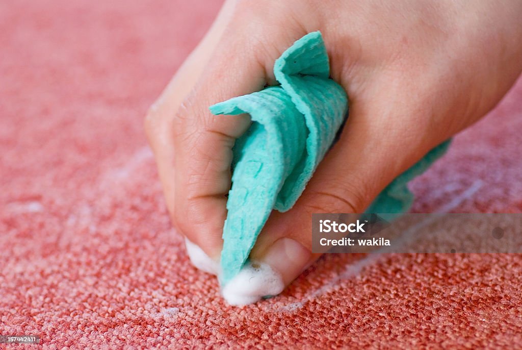 A limpeza do tapete vermelho e mãos com pano andar - Foto de stock de Carpete royalty-free
