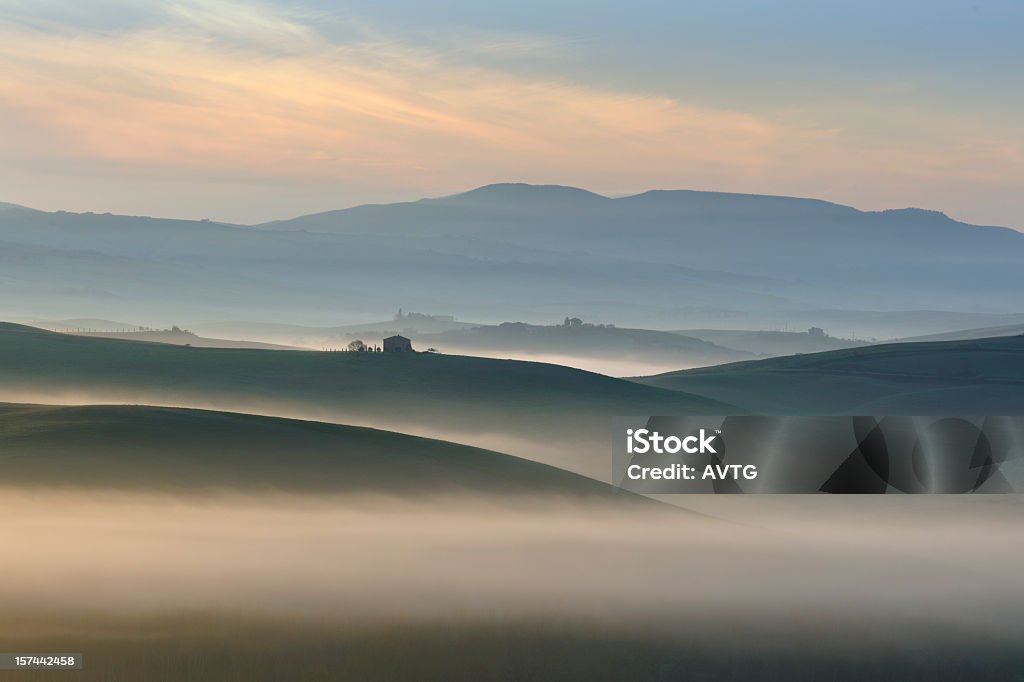 Niebla de la mañana, Toscana - Foto de stock de Agricultura libre de derechos