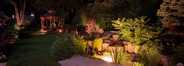 le jardin, de nuit - fountain water stone falling water photos et images de collection