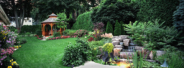 giardino di notte - fountain in garden foto e immagini stock