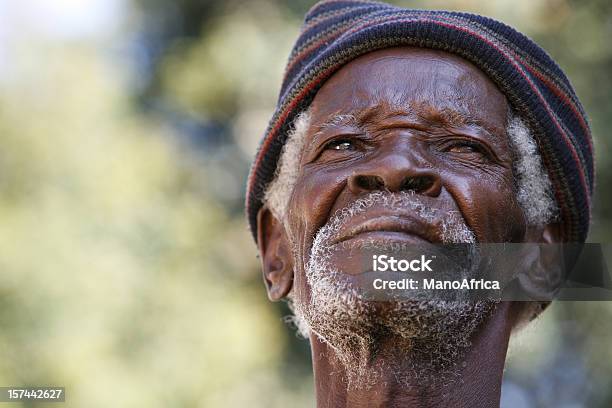 Senior Afroamerikanischer Mann In Gedanken Versunken Stockfoto und mehr Bilder von Afrikaner