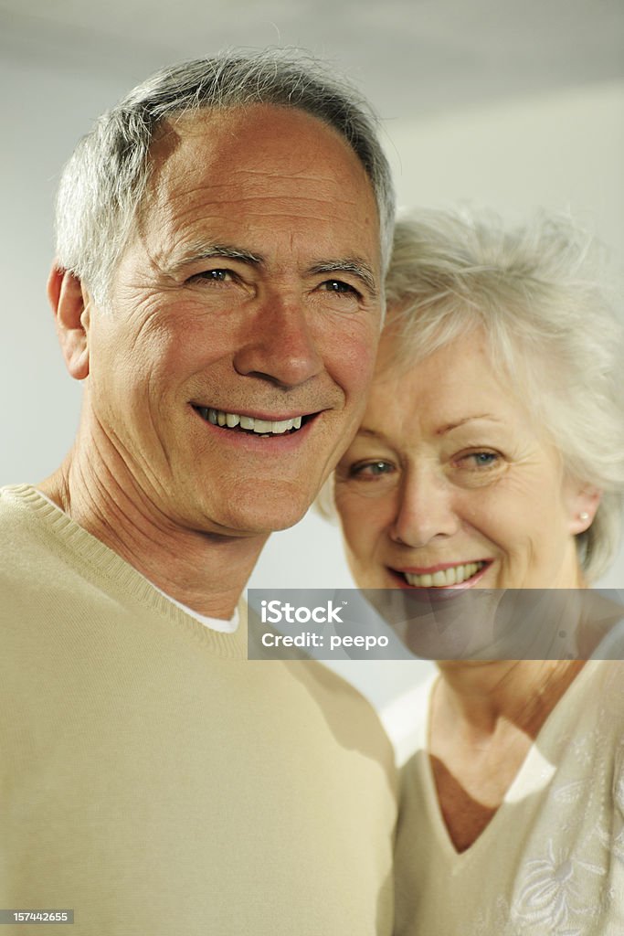 mature couple de retraités et équilibré avec des cheveux gris - Photo de 60-64 ans libre de droits