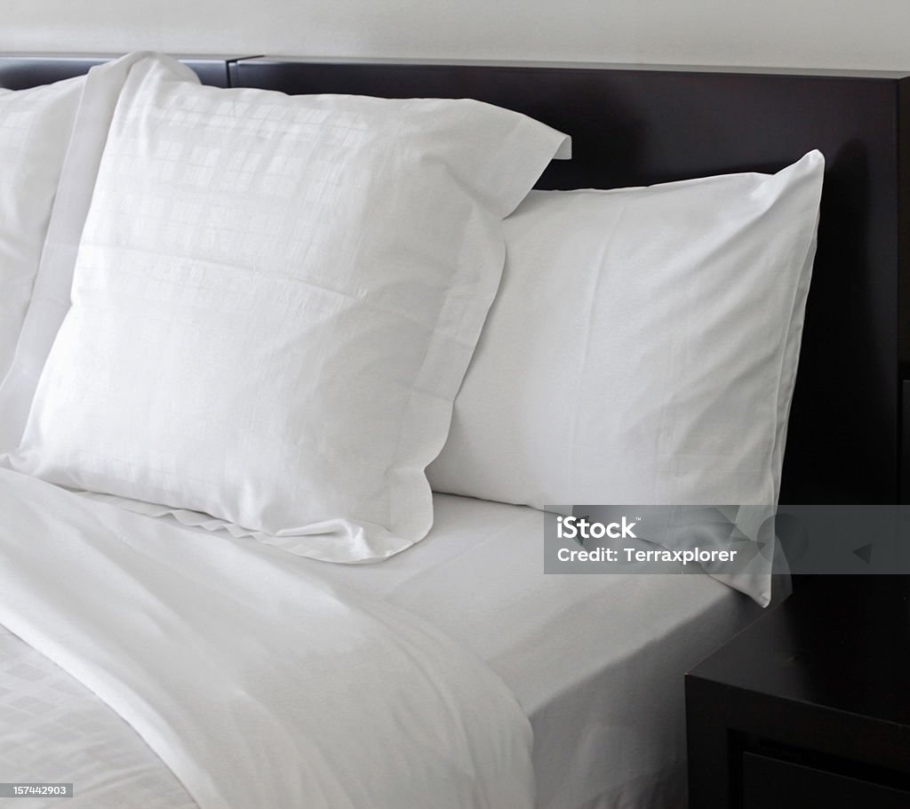 Bett mit weißen Kissen. - Lizenzfrei Kopfkissen Stock-Foto