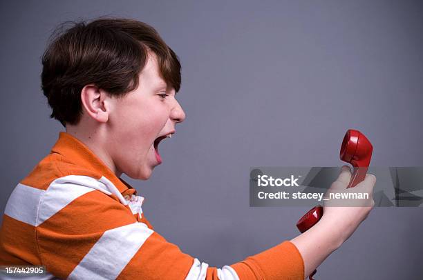 Nastolatek Krzyczeć Na Czerwony Telefon - zdjęcia stockowe i więcej obrazów 14-15 lat - 14-15 lat, Adolescencja, Czerwony