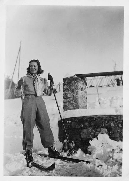 fille avec ski vacances d'hiver, 1935, noir et blanc - base relief photos et images de collection