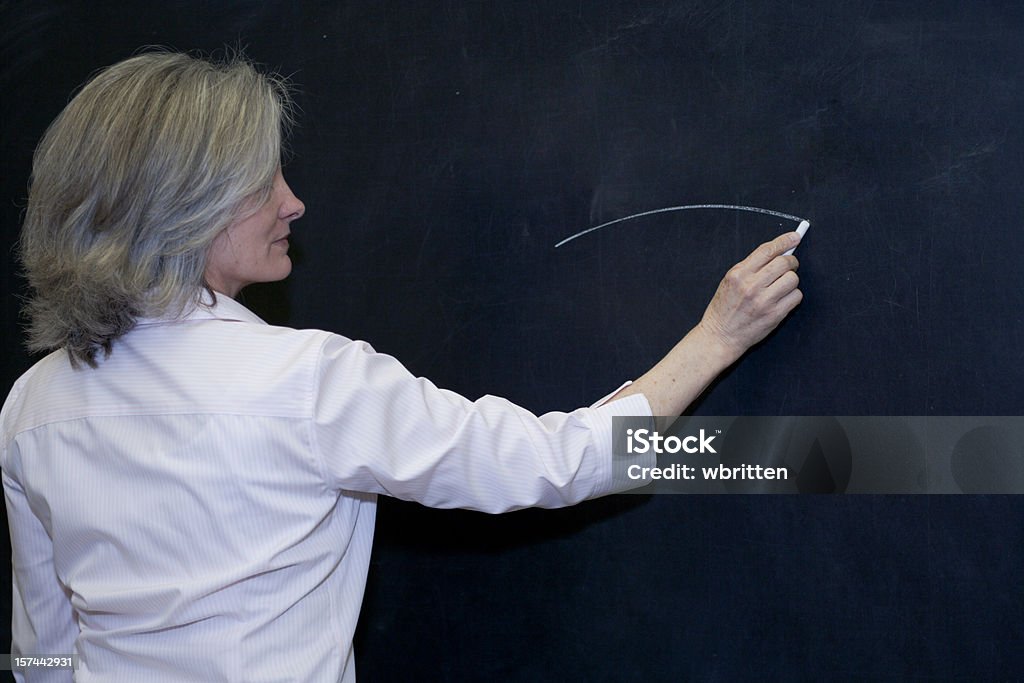 Profesor en la pizarra - Foto de stock de 40-44 años libre de derechos