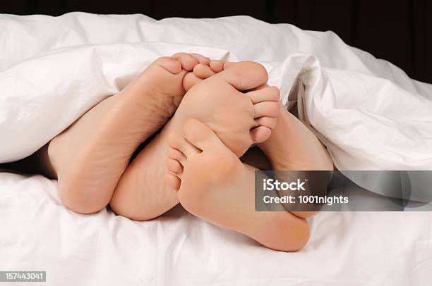Romantische Füße Stockfoto und mehr Bilder von Aktivitäten und Sport - Aktivitäten und Sport, Auf dem Bauch liegen, Auf dem Rücken liegen
