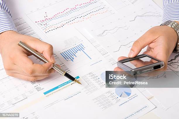 Analisar Dados Financeiros Relatórios E De Cálculo - Fotografias de stock e mais imagens de Agenda Eletrónica - Agenda Eletrónica, Analisar, Calculadora