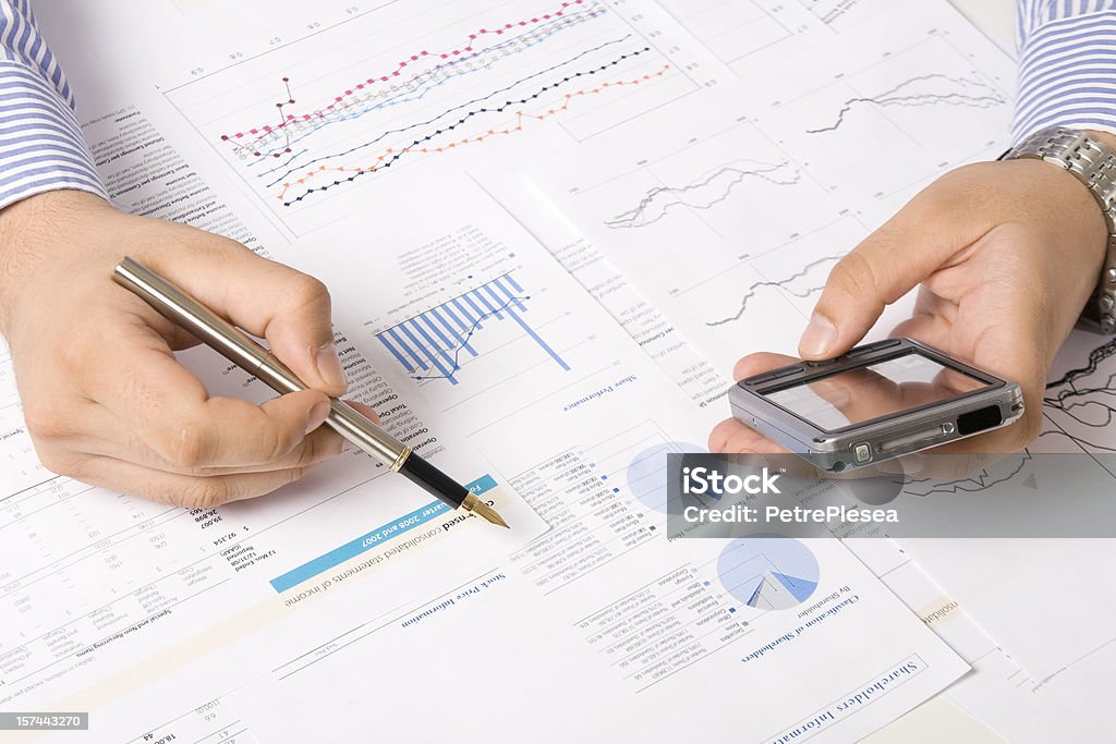 Анализа и расчета финансовые отчеты о данных - Стоковые фото Авторучка роялти-фри