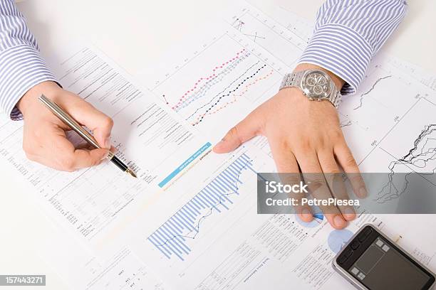 Analisar Dados Financeiros Relatórios E De Cálculo - Fotografias de stock e mais imagens de Agenda Eletrónica - Agenda Eletrónica, Analisar, Calculadora