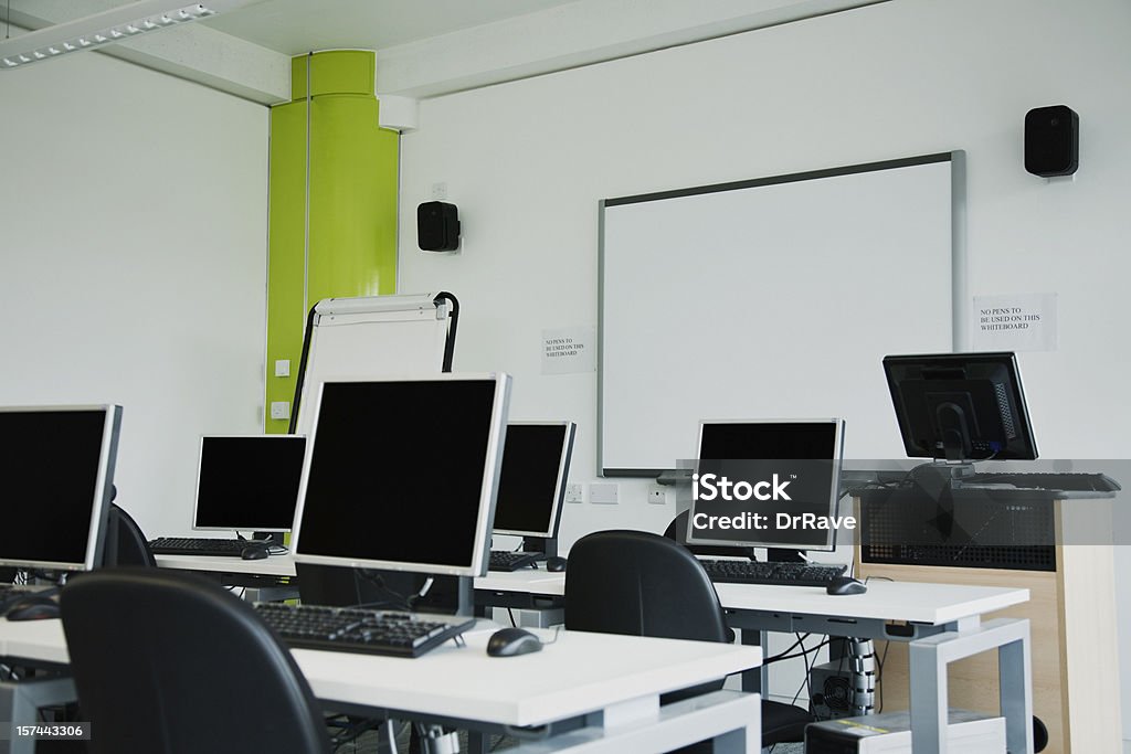 Laboratorio informatico con whiteboard e lavagna a fogli mobili - Foto stock royalty-free di Monitor