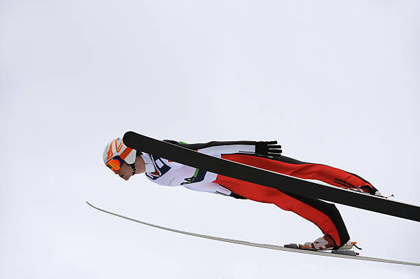salto con gli sci in mid-air - skill side view jumping mid air foto e immagini stock