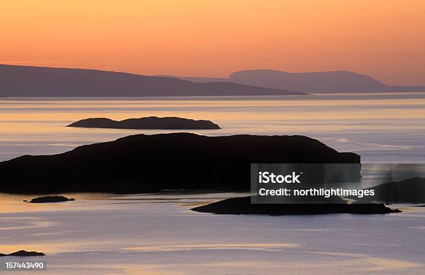 Il Summer Isles Al Tramonto - Fotografie stock e altre immagini di Isole Summer - Isole Summer, Achiltibuie, Acqua