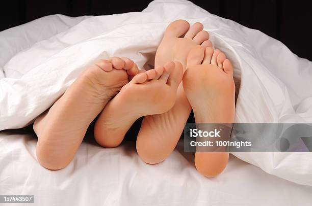 피트 커플입니다 굴절률은 침대 사람들에 대한 스톡 사진 및 기타 이미지 - 사람들, 섹스와 생식, 침대