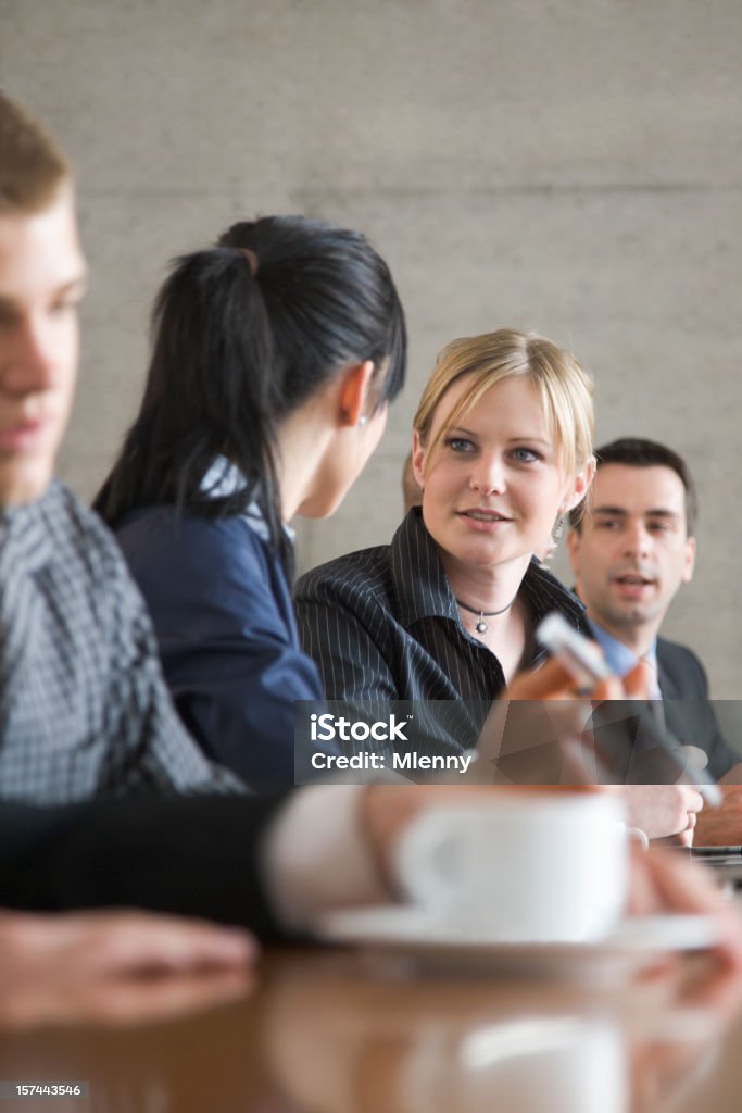 Uomini d'affari in sala conferenze per riunioni - Foto stock royalty-free di Gente comune