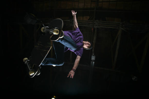 skatista em suspensão no ar - skateboard contest imagens e fotografias de stock