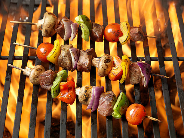 espetinho de carne ao molho de churrasco e legumes - grilled vegetable tomato barbecue - fotografias e filmes do acervo