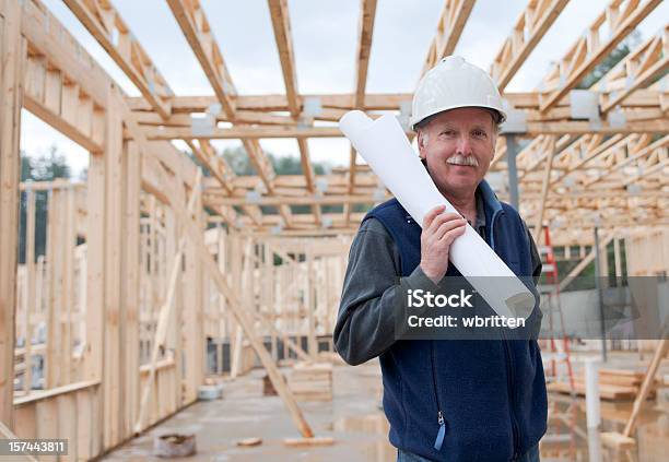 Uomo Che Lavora In Cantiere Di Costruzione - Fotografie stock e altre immagini di Baffo - Peluria del viso - Baffo - Peluria del viso, Ingegnere, Abbigliamento casual