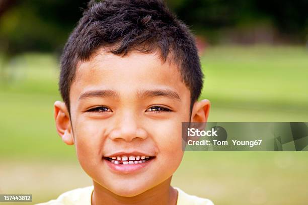 Étnica Jovem Rapaz - Fotografias de stock e mais imagens de Rapazes - Rapazes, Falha entre os dentes, Sorrir