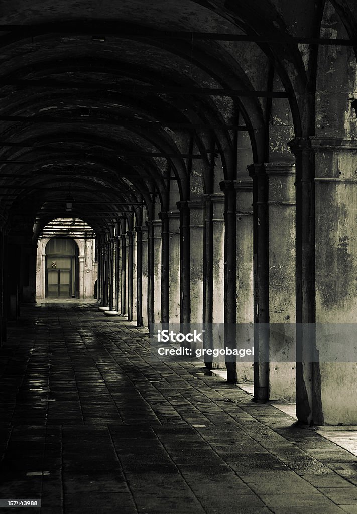 Lungo corridoio di colonne di Venezia, Italia - Foto stock royalty-free di Architettura