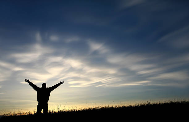 liberdade - god freedom arms raised high angle view imagens e fotografias de stock