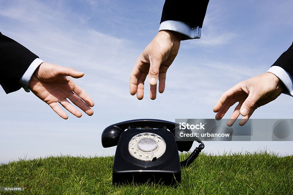 Empresários responder o telefone - Foto de stock de Colega de trabalho - Papel Humano royalty-free