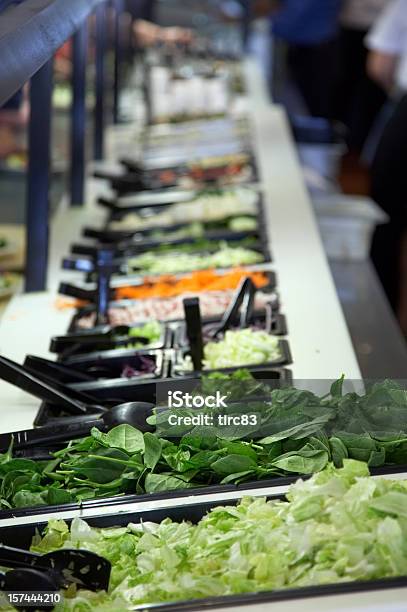 Foto de Bar De Saladas Vista e mais fotos de stock de Bufê de Saladas - Bufê de Saladas, Verde - Descrição de Cor, Salada