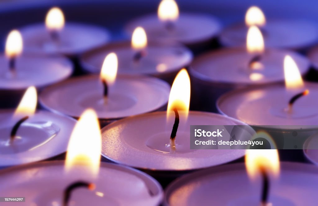 Brennende Kerzen Hintergrund violett - Lizenzfrei Kerze Stock-Foto