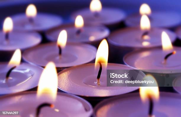 Brennende Kerzen Hintergrund Violett Stockfoto und mehr Bilder von Kerze - Kerze, Teelicht, Lila