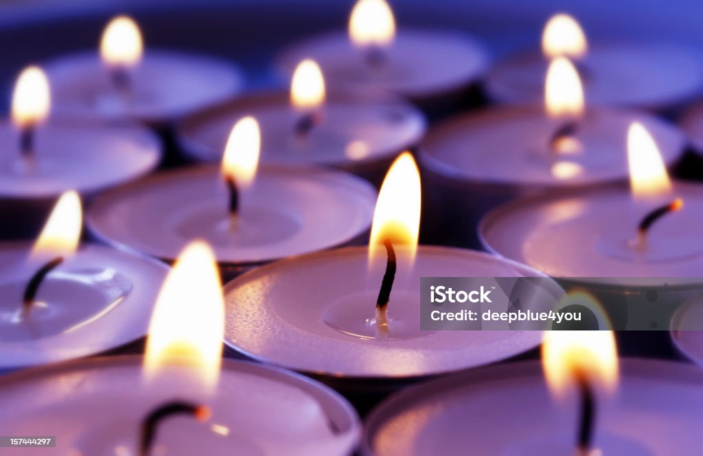 Burning violett velas fondo - Foto de stock de Vela - Equipo de iluminación libre de derechos