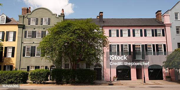 Charleston Arcoíris Casas De Linha - Fotografias de stock e mais imagens de Charleston - Carolina do Sul - Charleston - Carolina do Sul, Amarelo, Arquitetura